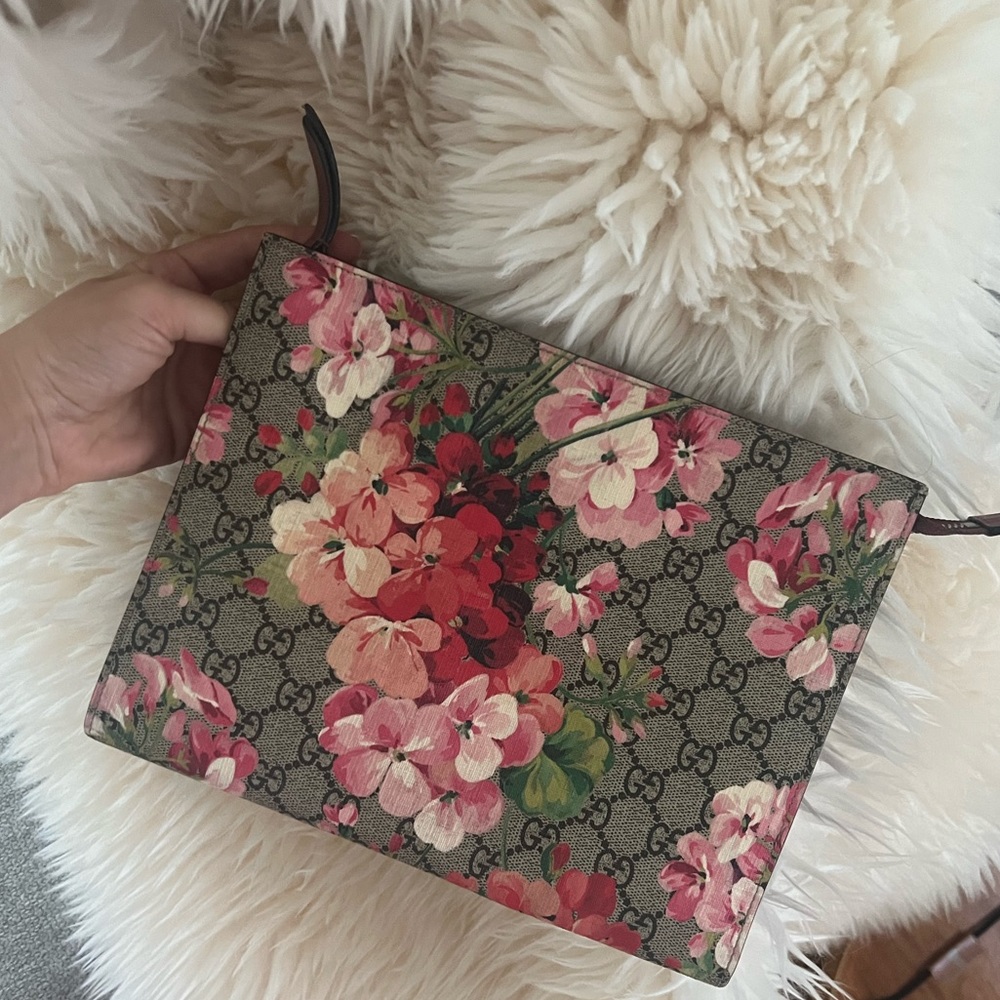 GUCCI
GG Supreme Monogram Blooms Large Cosmetic Case Beige Multicolor Dry Rose